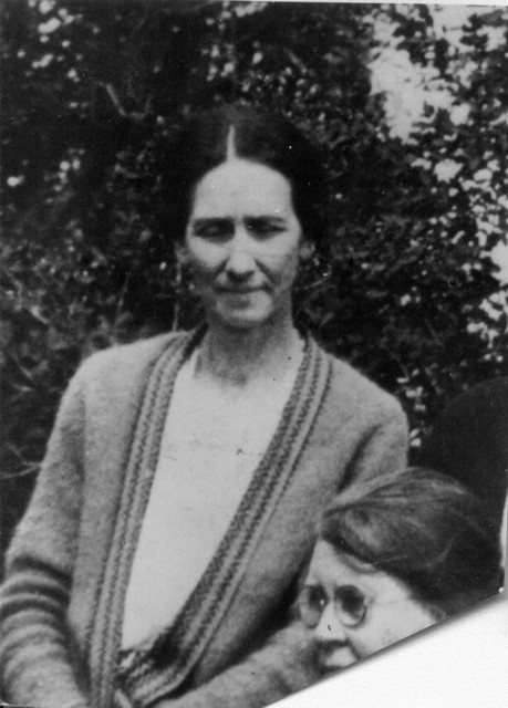 Lucy Bundy about 1923, date annotated by William on the original (larger) picture. In front of her is Maggie Newport, one of Thomas Jefferson Bundy's daughters. (Original: Janet Lucius)