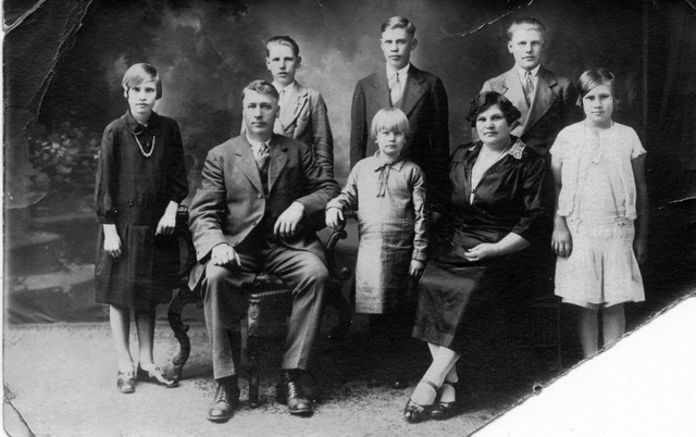 The Winberg family around 1925-27.  The boys in back are (left to right) Raymond (youngest), Claus (oldest), and Bob.  Charles and Clara in front with Edith in the middle (youngest).  Judging by height, the girl on the left is Esther, the one on the right is Anna (oldest).  (Original: Bob Hart, Bob Winberg's USS Maryland Scrapbook)
