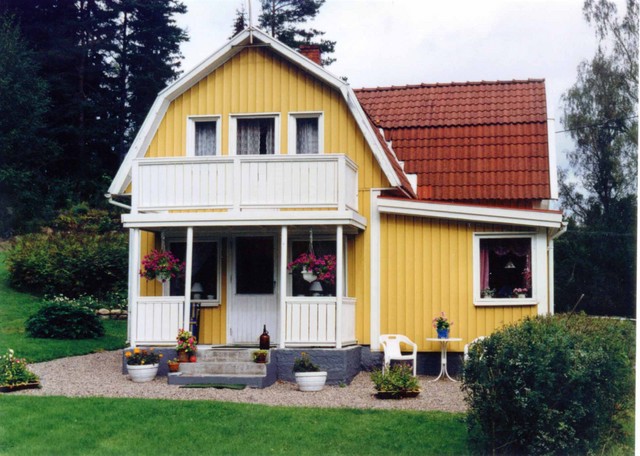 From Donald and Leota's letter: "The yellow house is named "Vikingsberg" and is in the town of Zinkgruvan and is the house Grandpa [Karl Fritzhof Winberg] was born in.  Of course, it's much larger now than it was." (Original: Joan Collinge)